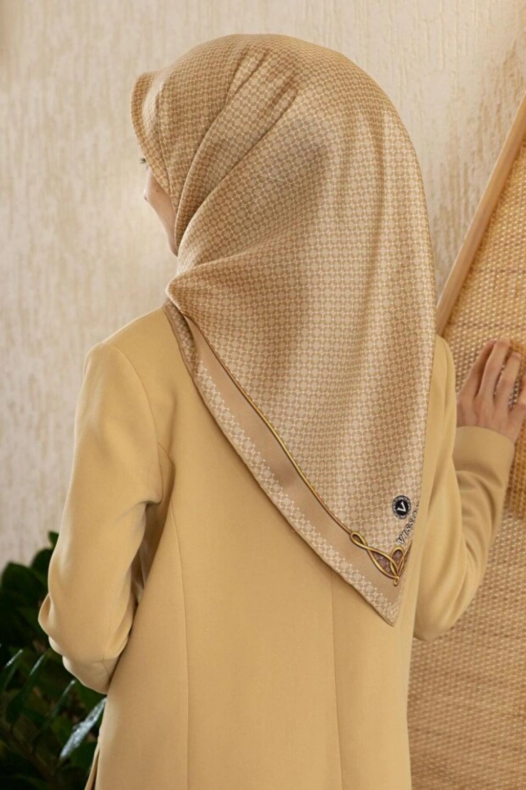 Vissona %100 Twill İpek Minik Motif Desenli Bej - Krem Renkli 90x90 Eşarp Dikim Şekli : El Dikişi