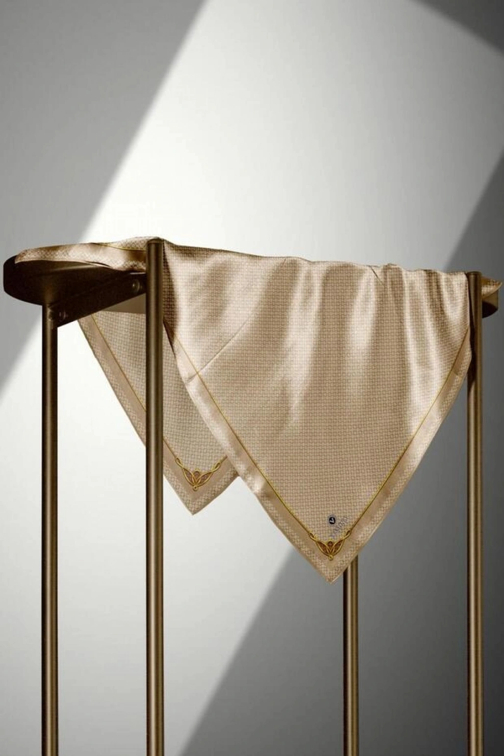 Vissona %100 Twill İpek Minik Motif Desenli Bej - Krem Renkli 90x90 Eşarp Dikim Şekli : El Dikişi