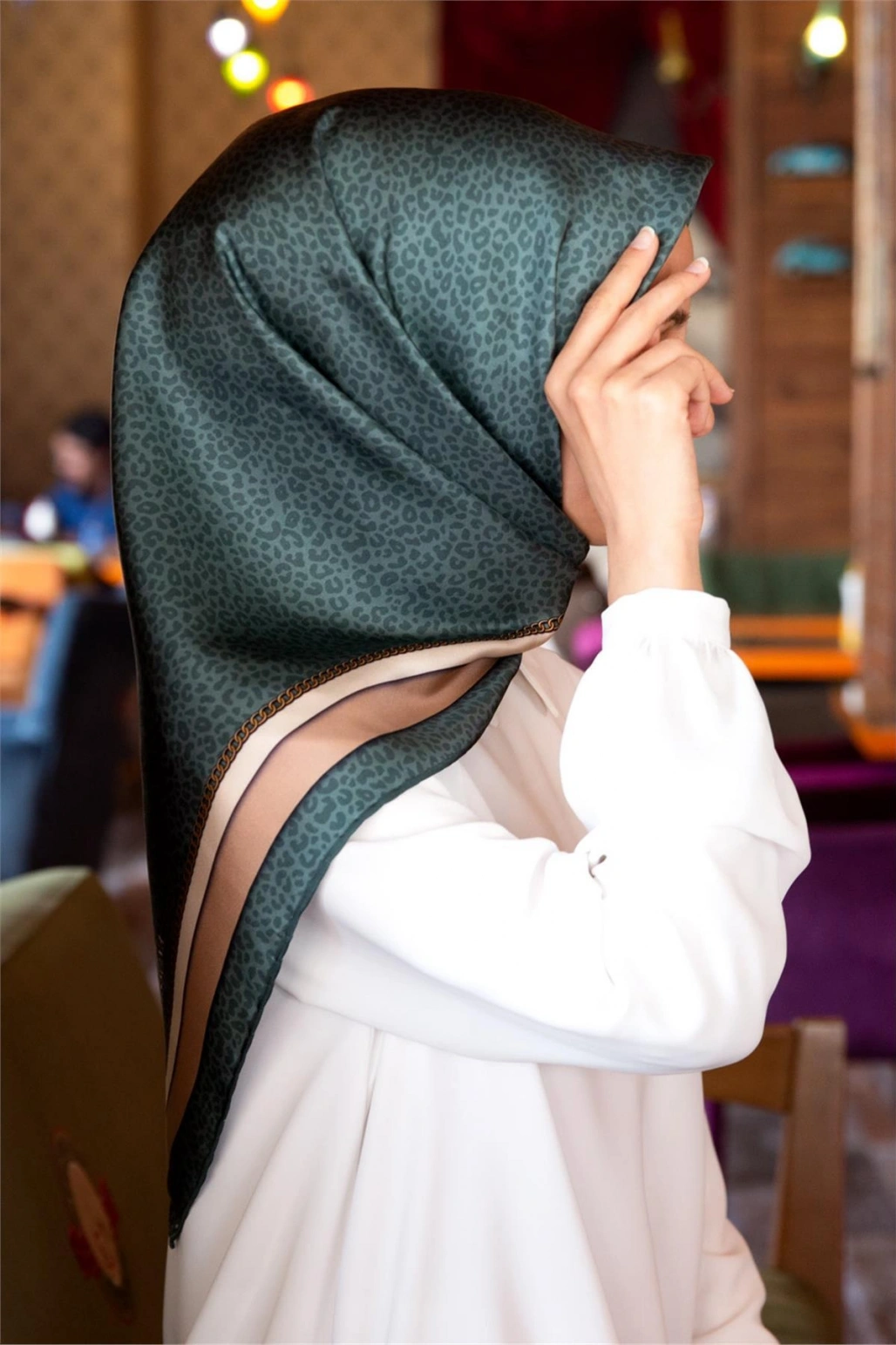 Vissona %100 Twill İpek Leopar Desenli Petrol Yeşili Renkli 90x90 Eşarp Dikim Şekli : El Dikişi