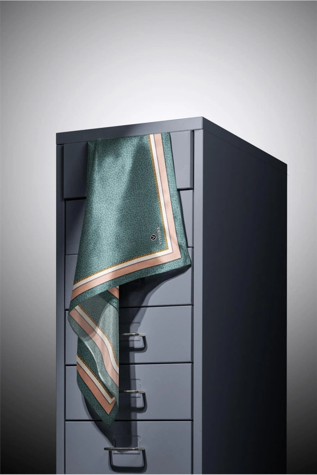 Vissona %100 Twill İpek Leopar Desenli Petrol Yeşili Renkli 90x90 Eşarp Dikim Şekli : El Dikişi