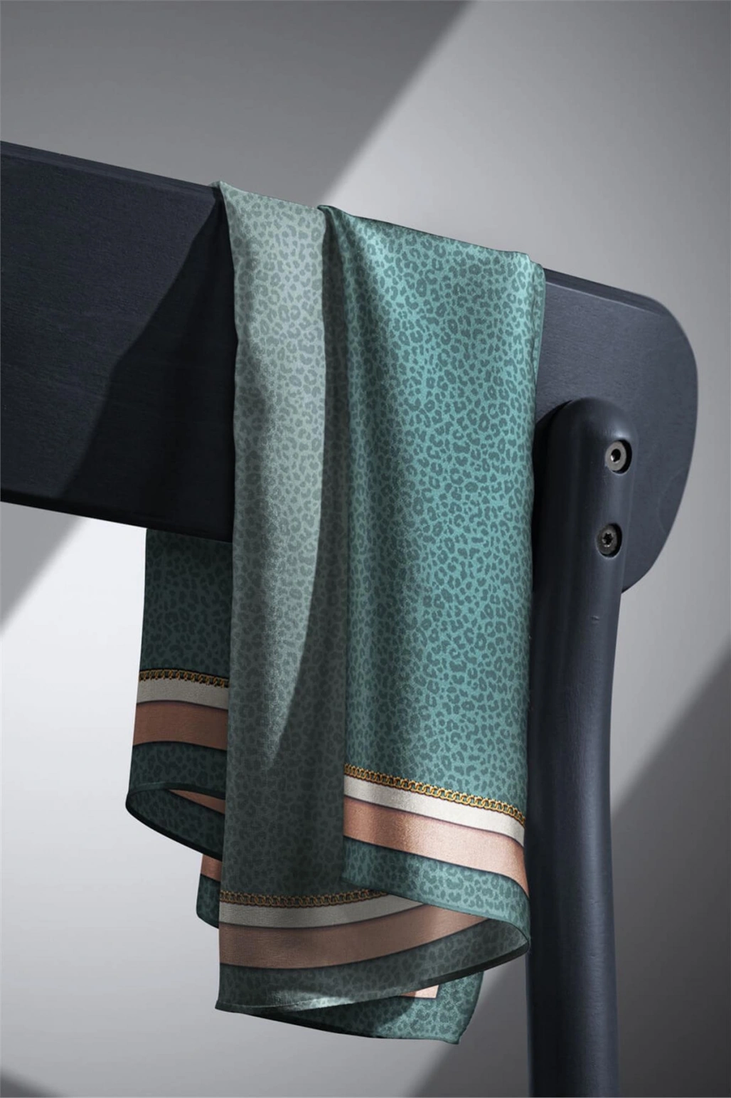 Vissona %100 Twill İpek Leopar Desenli Petrol Yeşili Renkli 90x90 Eşarp Dikim Şekli : El Dikişi