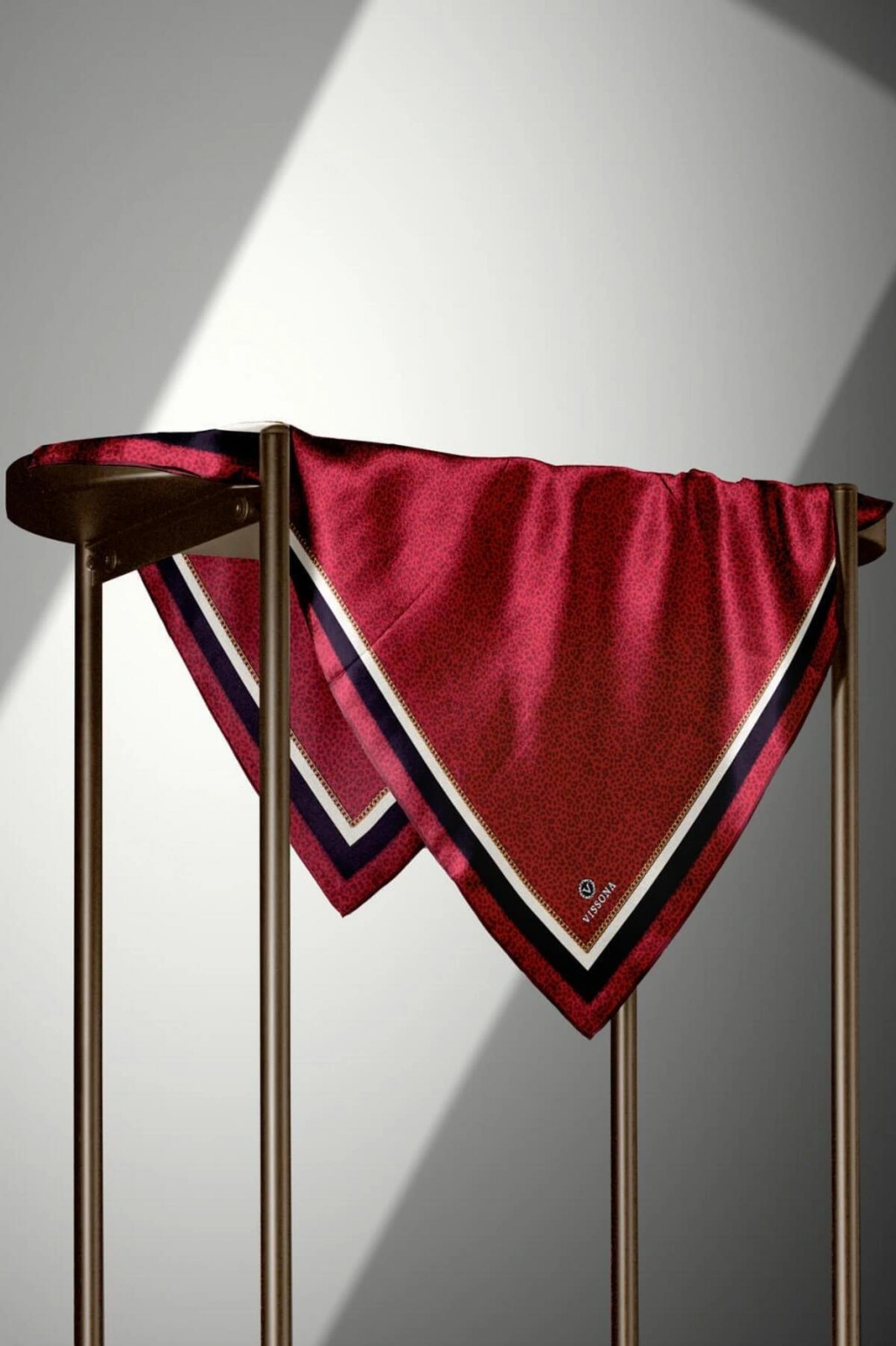 Vissona %100 Twill İpek Leopar Desenli Bordo Renkli 90x90 Eşarp Dikim Şekli : El Dikişi