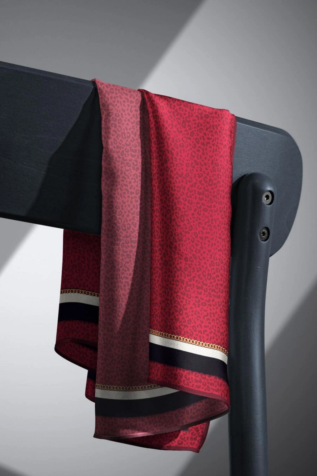 Vissona %100 Twill İpek Leopar Desenli Bordo Renkli 90x90 Eşarp Dikim Şekli : El Dikişi