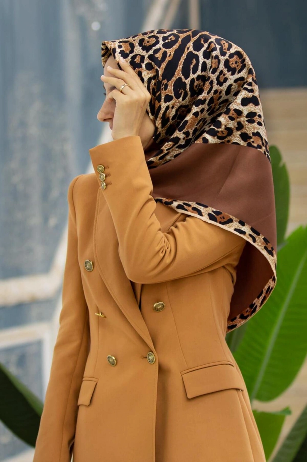 Vissona %100 Twill İpek Leopar Desenli Sütlü Kahve Renkli 90x90 Eşarp Dikim Şekli : El Dikişi