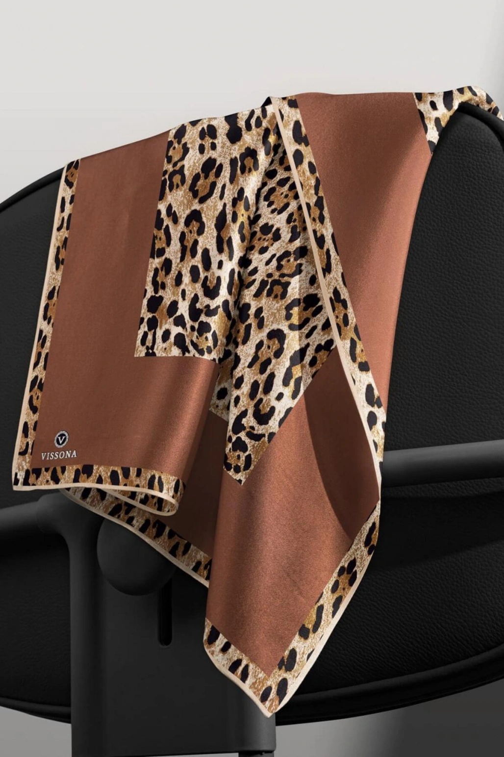 Vissona %100 Twill İpek Leopar Desenli Sütlü Kahve Renkli 90x90 Eşarp Dikim Şekli : El Dikişi