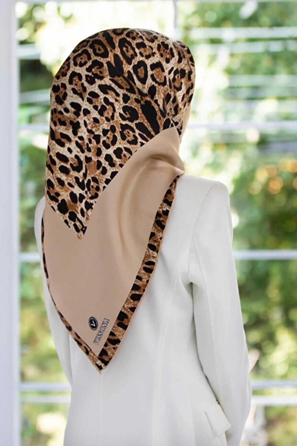 Vissona %100 Twill İpek Leopar Desenli Bej Renkli 90x90 Eşarp Dikim Şekli : El Dikişi
