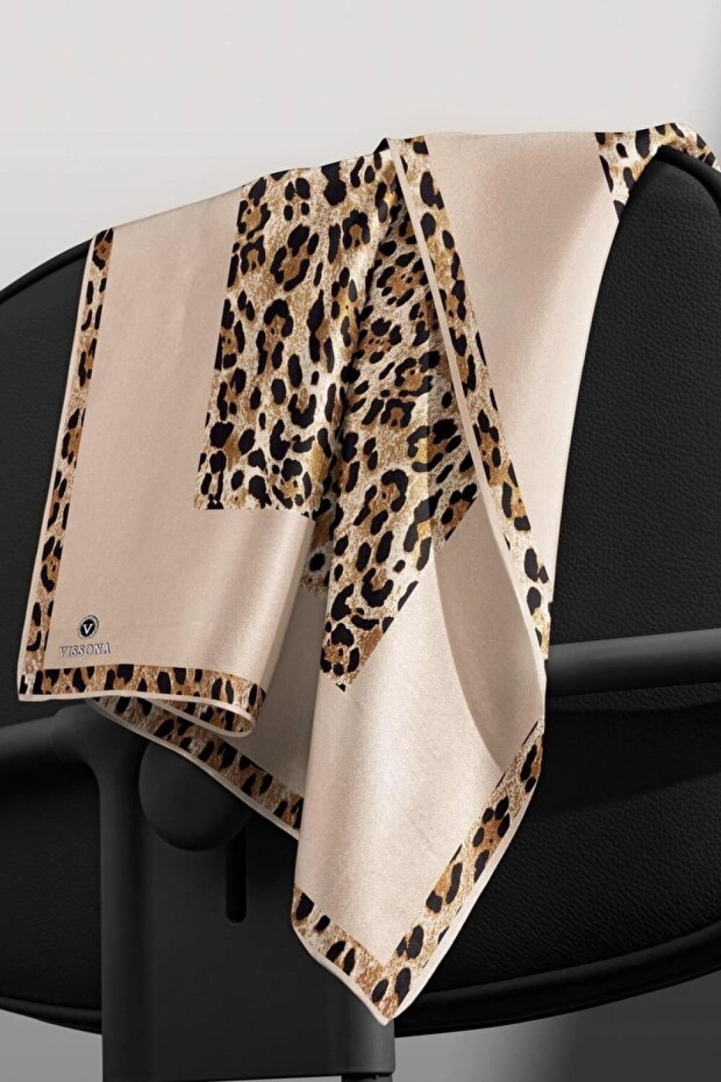 Vissona %100 Twill İpek Leopar Desenli Bej Renkli 90x90 Eşarp Dikim Şekli : El Dikişi