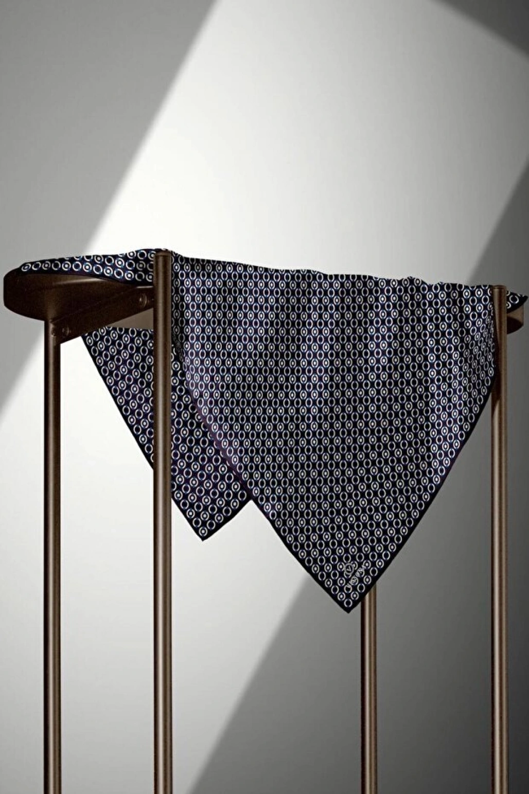 Vissona %100 Twill İpek Zincir Desenli Siyah - Saks Renkli 90x90 Eşarp Kenar Dikiş Şekli El Dikişli