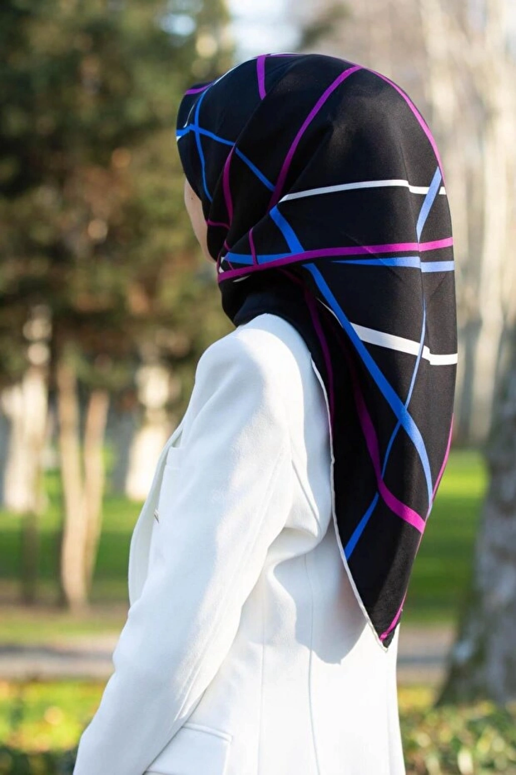 Vissona %100 Twill İpek Çizgili Desenli Saks - Fuşya Renkli 90x90 Eşarp Dikim Şekli : El Dikişi