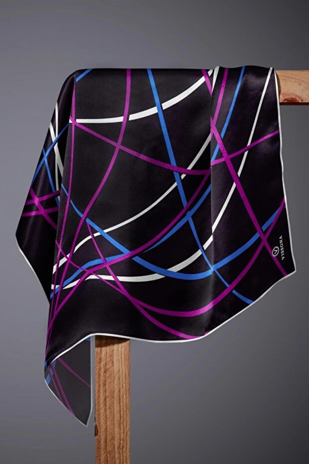 Vissona %100 Twill İpek Çizgili Desenli Saks - Fuşya Renkli 90x90 Eşarp Dikim Şekli : El Dikişi