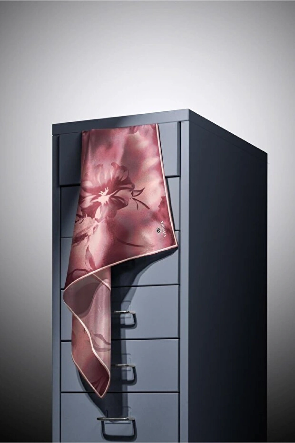 Vissona 100% Twill İpek Çiçek Desenli Pudra Renkli 90x90 Dikim Şekli : El Dikişi Eşarp