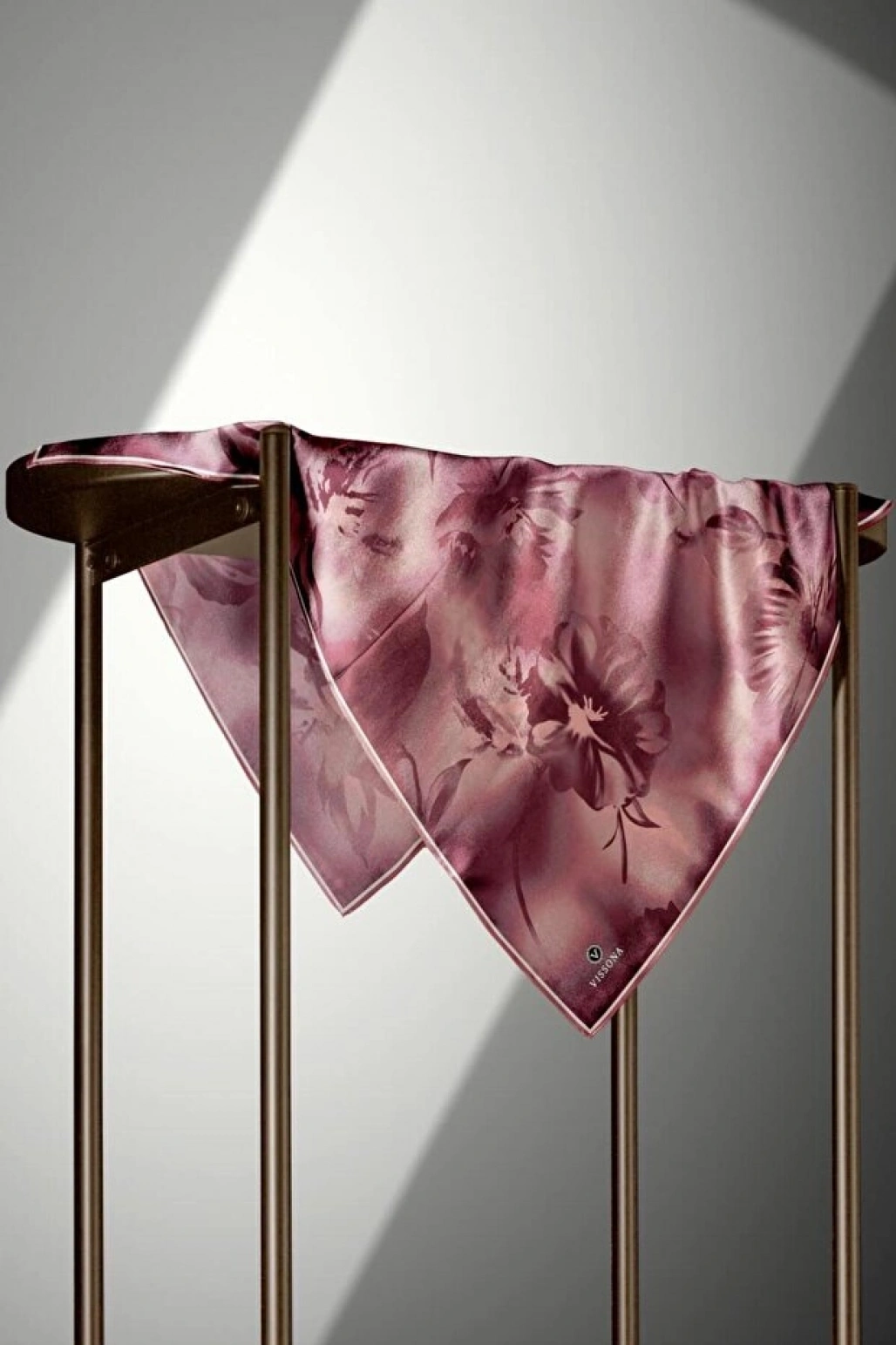 Vissona 100% Twill İpek Çiçek Desenli Pudra Renkli 90x90 Dikim Şekli : El Dikişi Eşarp