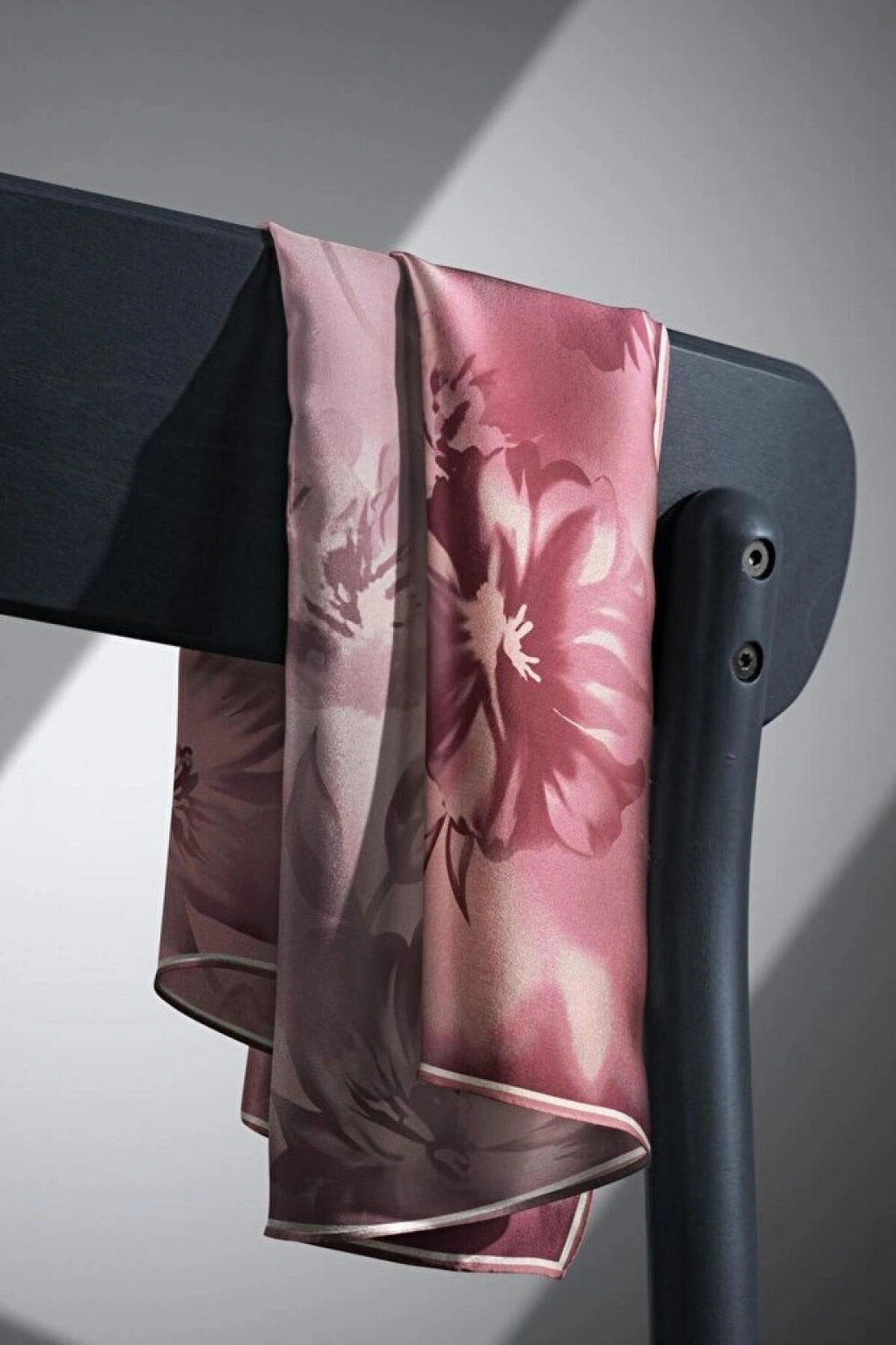 Vissona 100% Twill İpek Çiçek Desenli Pudra Renkli 90x90 Dikim Şekli : El Dikişi Eşarp