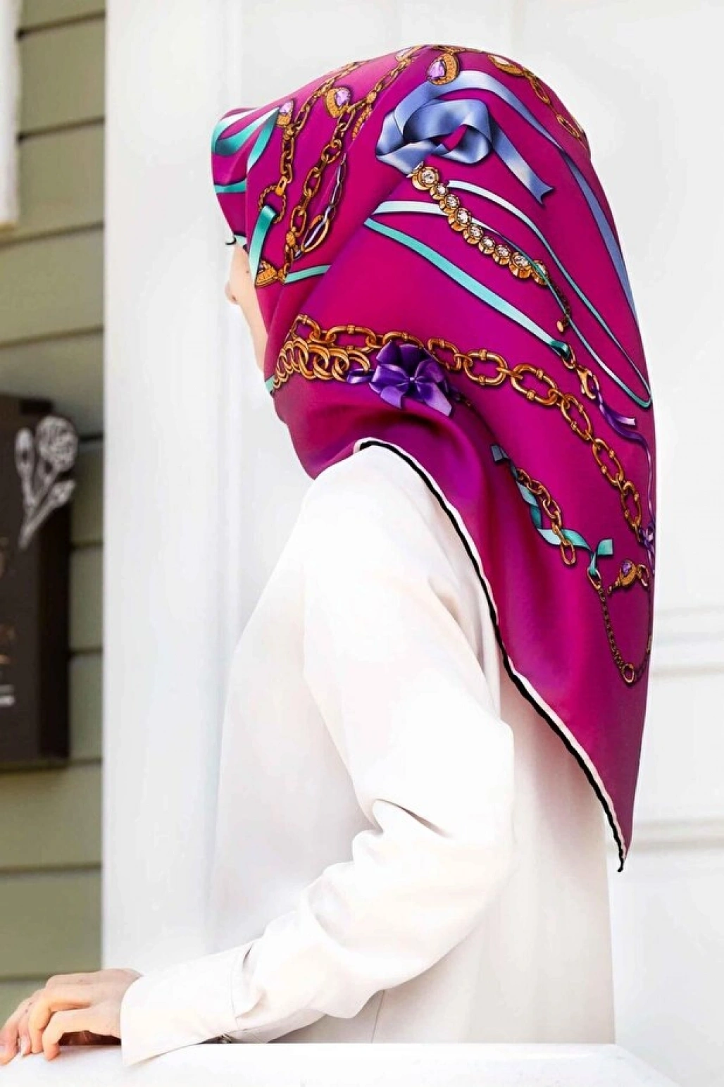 Vissona %100 Twill İpek Kurdele Ve Zincir Desenli Fuşya Renkli 90x90 Eşarp Dikim Şekli : El Dikişi