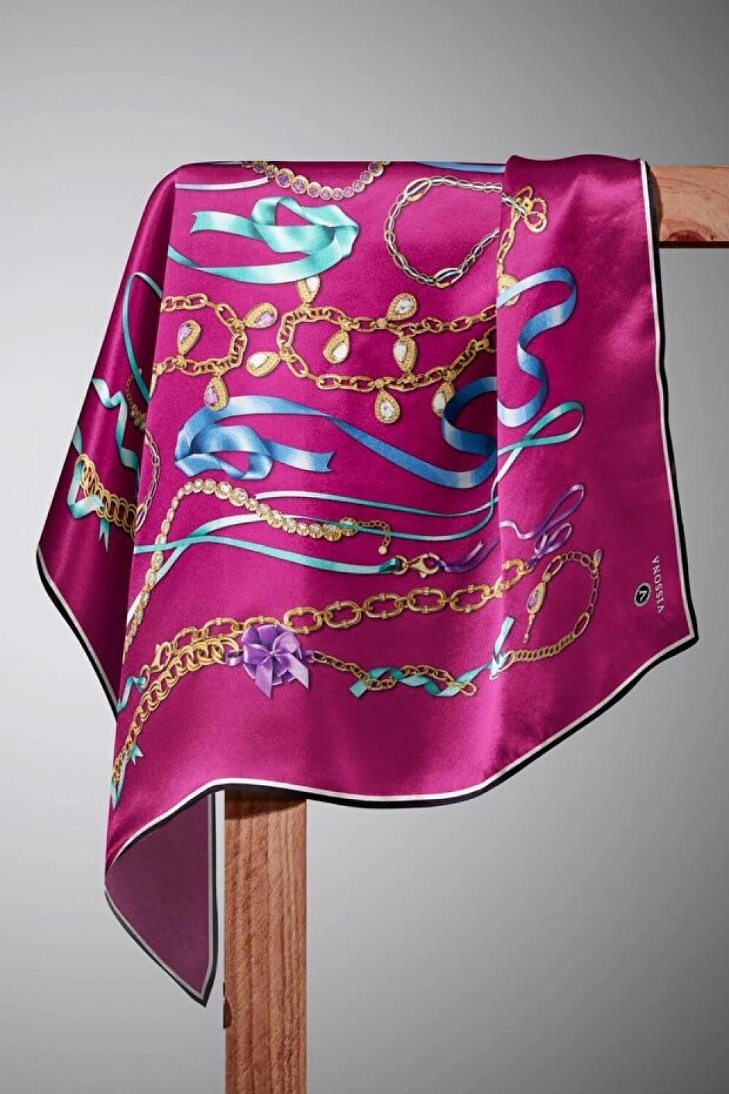 Vissona %100 Twill İpek Kurdele Ve Zincir Desenli Fuşya Renkli 90x90 Eşarp Dikim Şekli : El Dikişi