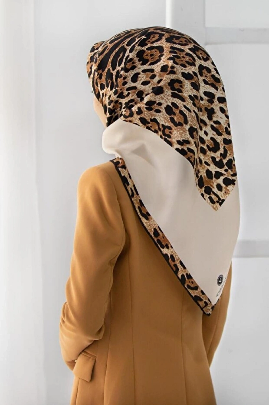 Vissona %100 Twill İpek Leopar Desenli Krem Renkli 90x90 Eşarp Dikim Şekli : El Dikişi