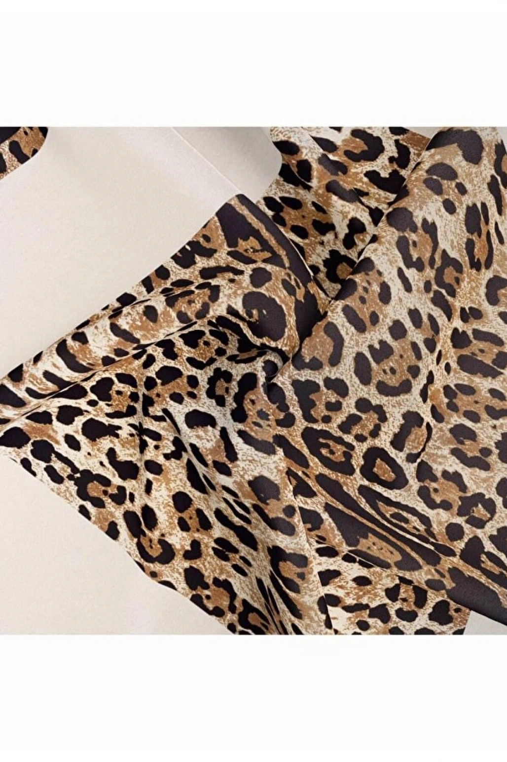 Vissona %100 Twill İpek Leopar Desenli Krem Renkli 90x90 Eşarp Dikim Şekli : El Dikişi