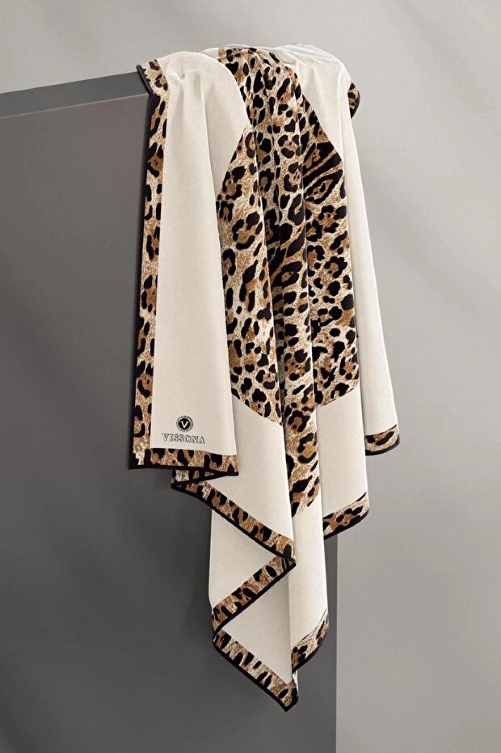 Vissona %100 Twill İpek Leopar Desenli Krem Renkli 90x90 Eşarp Dikim Şekli : El Dikişi