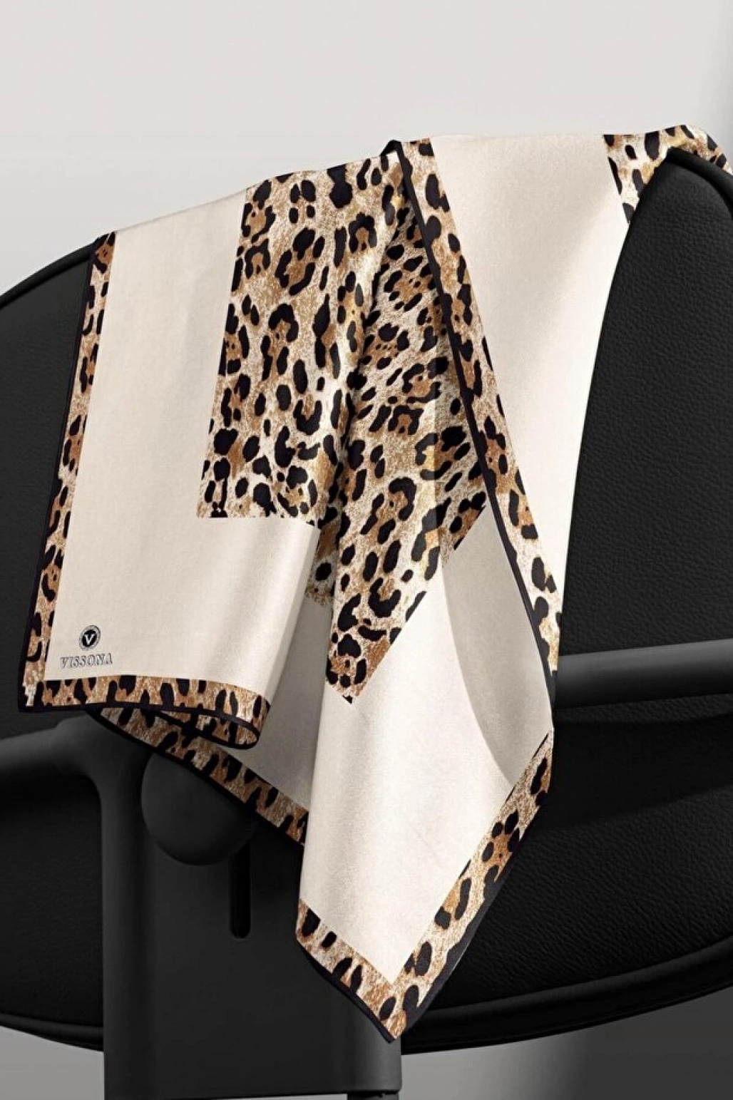 Vissona %100 Twill İpek Leopar Desenli Krem Renkli 90x90 Eşarp Dikim Şekli : El Dikişi