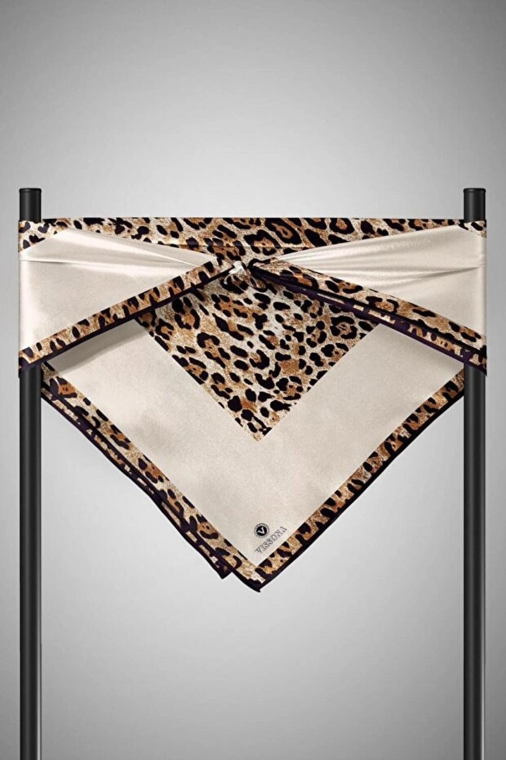 Vissona %100 Twill İpek Leopar Desenli Krem Renkli 90x90 Eşarp Dikim Şekli : El Dikişi