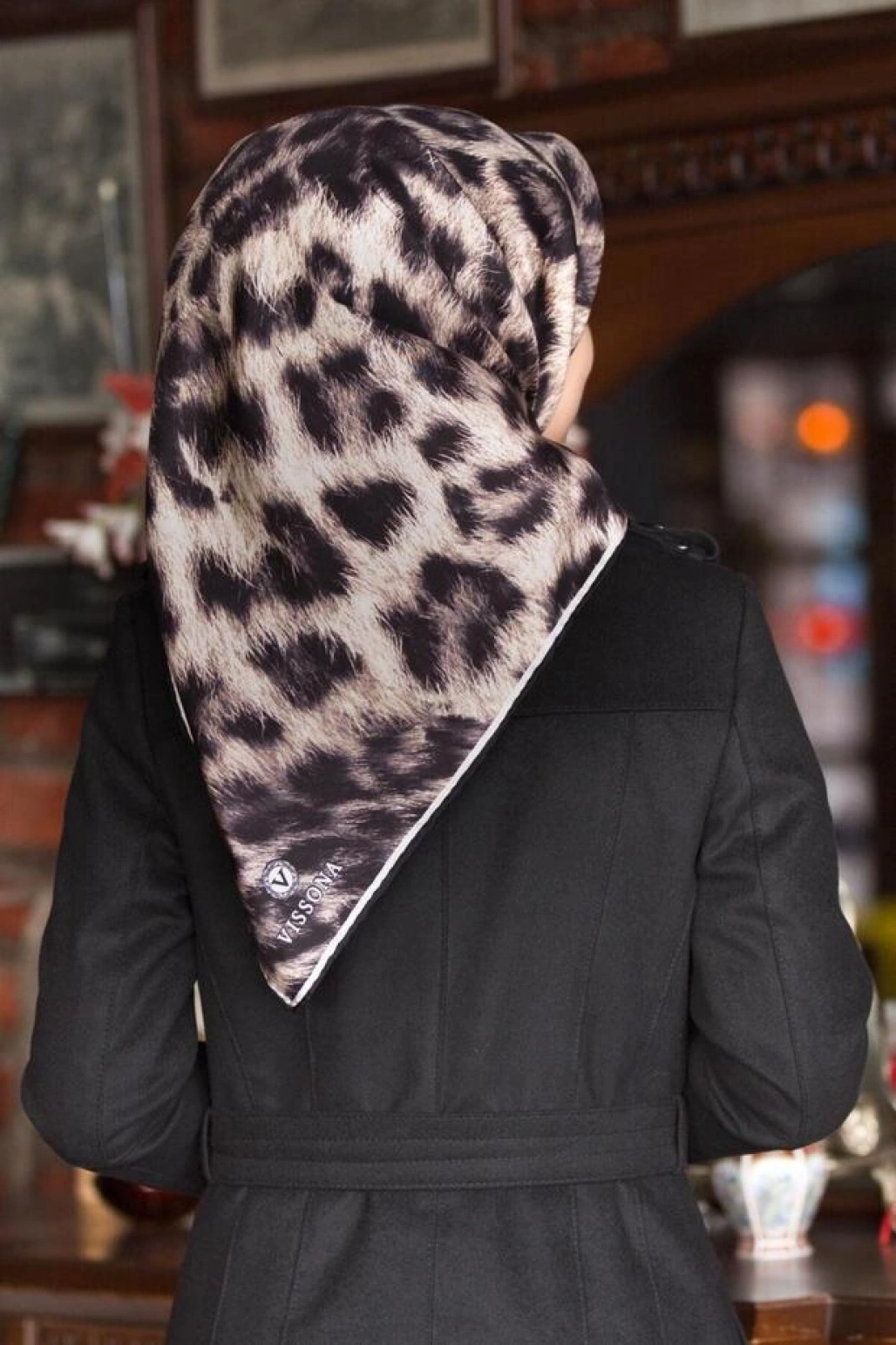 Vissona %100 Twill İpek Leopar Desenli Bej - Siyah Renkli 90x90 Eşarp Dikim Şekli : El Dikişi