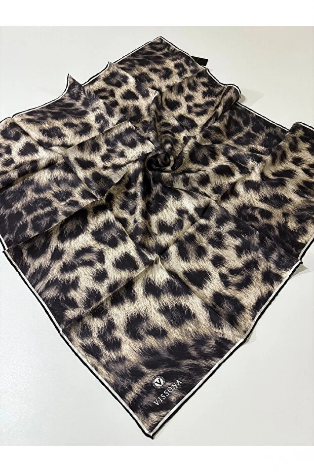 Vissona %100 Twill İpek Leopar Desenli Bej - Siyah Renkli 90x90 Eşarp Dikim Şekli : El Dikişi