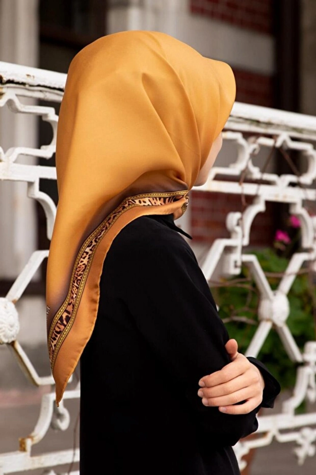 Vissona %100 Twill İpek Bordürü Leoparlı Düz Desenli Gold - Gold Renkli 90x90 Eşarp Dikim Şekli : El Dikişi