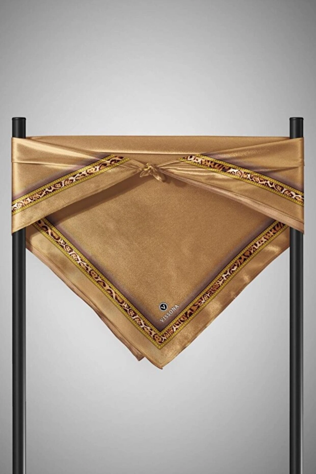 Vissona %100 Twill İpek Bordürü Leoparlı Düz Desenli Gold - Gold Renkli 90x90 Eşarp Dikim Şekli : El Dikişi