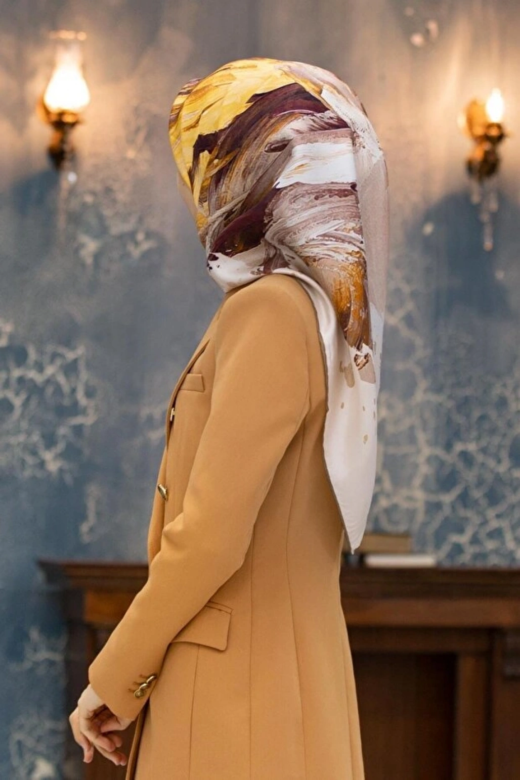 Vissona %100 Twill İpek Fırça Darbesi Desenli Hardal - Vizon Renkli 90x90 Eşarp Dikim Şekli : El Dikişi