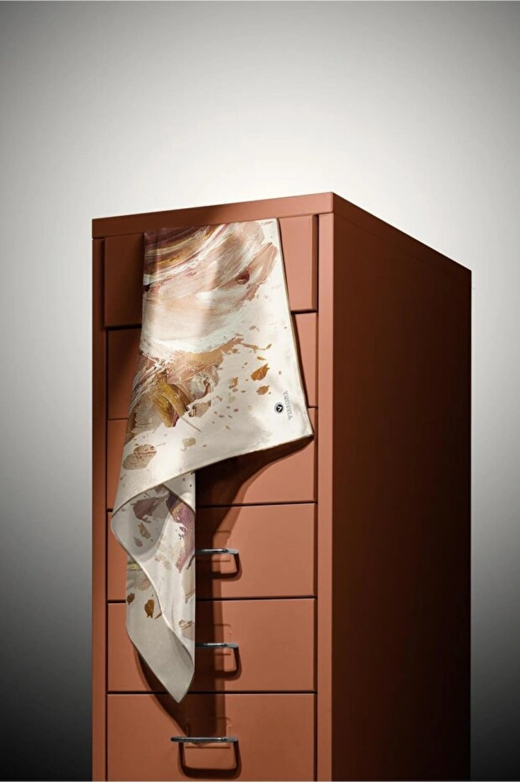 Vissona %100 Twill İpek Fırça Darbesi Desenli Hardal - Vizon Renkli 90x90 Eşarp Dikim Şekli : El Dikişi