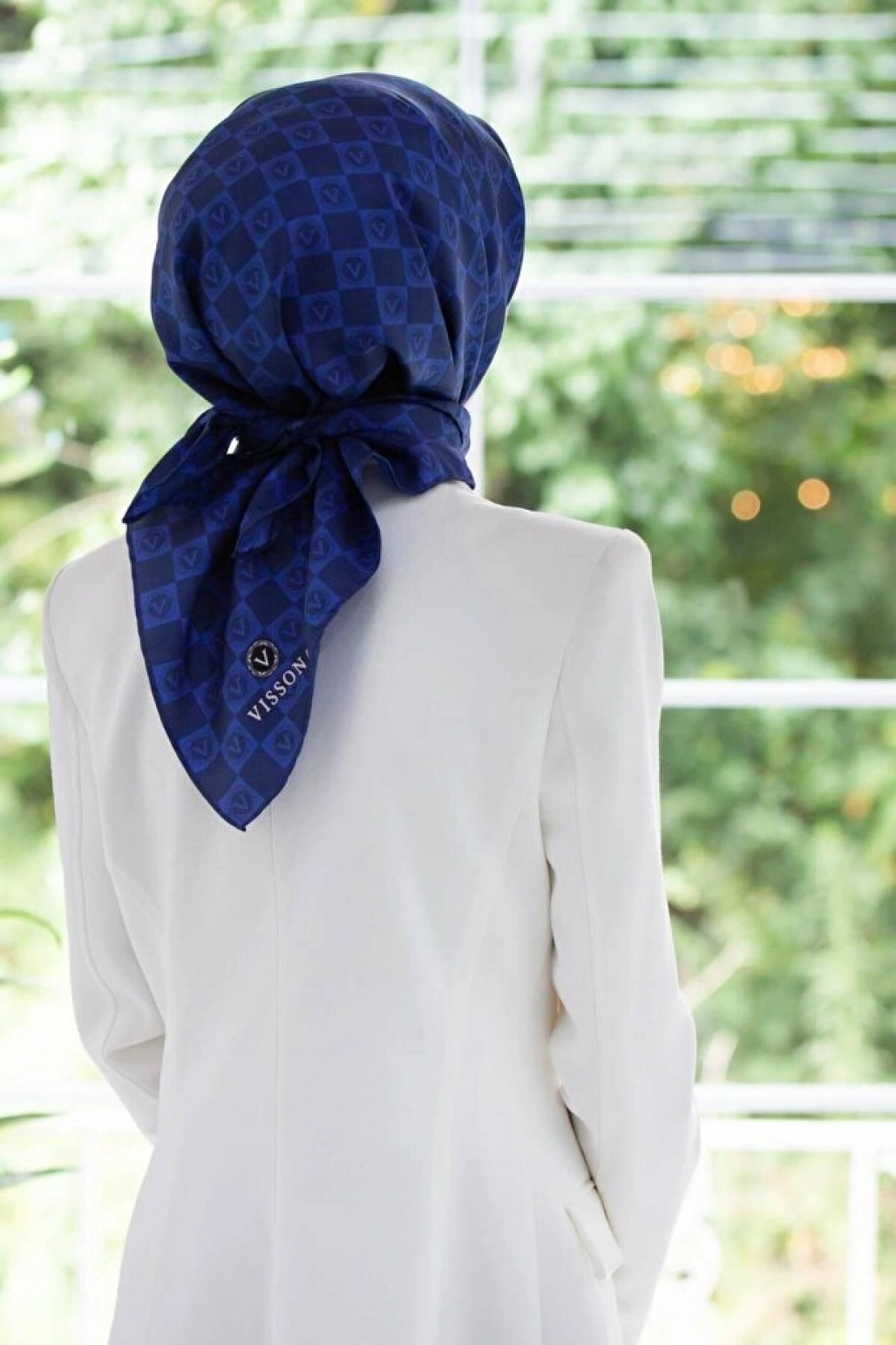 Vissona %100 Twill İpek Monogram Desenli Saks Renkli 90x90 Eşarp Dikim Şekli : El Dikişi