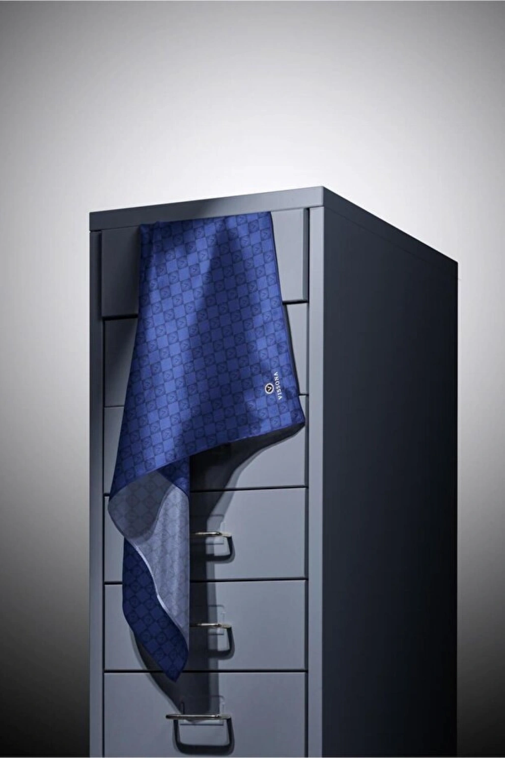 Vissona %100 Twill İpek Monogram Desenli Saks Renkli 90x90 Eşarp Dikim Şekli : El Dikişi