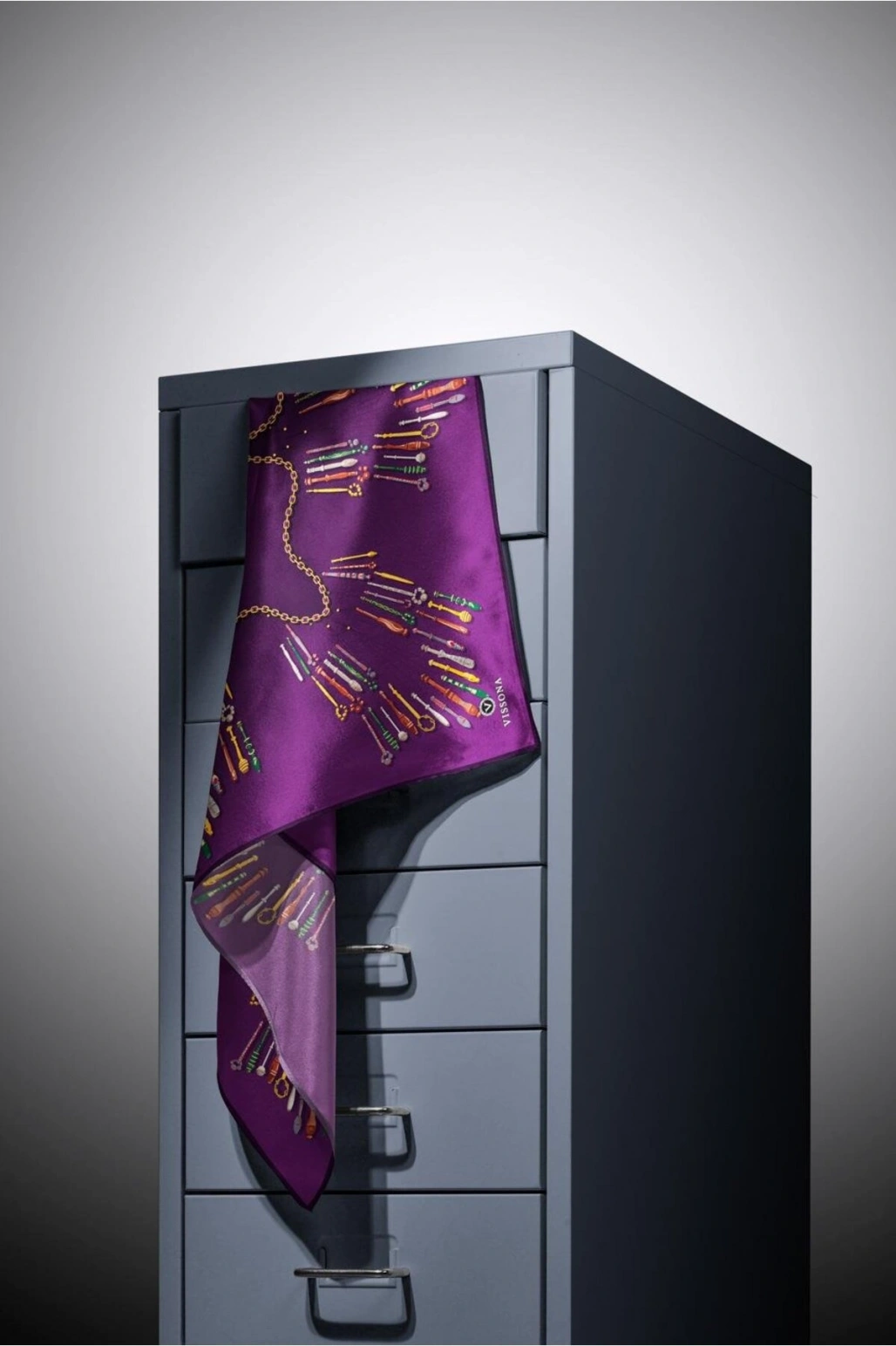 Vissona %100 Twill İpek Zincir Desenli Mürdüm Renkli 90x90 Eşarp Dikim Şekli : El Dikişi