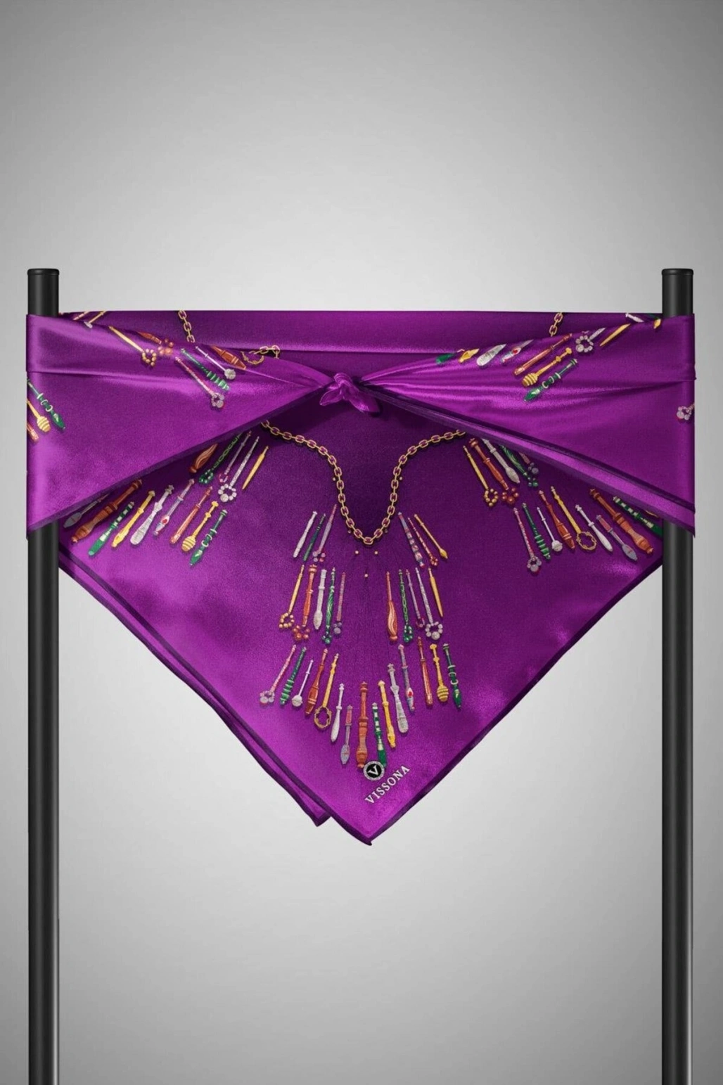 Vissona %100 Twill İpek Zincir Desenli Mürdüm Renkli 90x90 Eşarp Dikim Şekli : El Dikişi