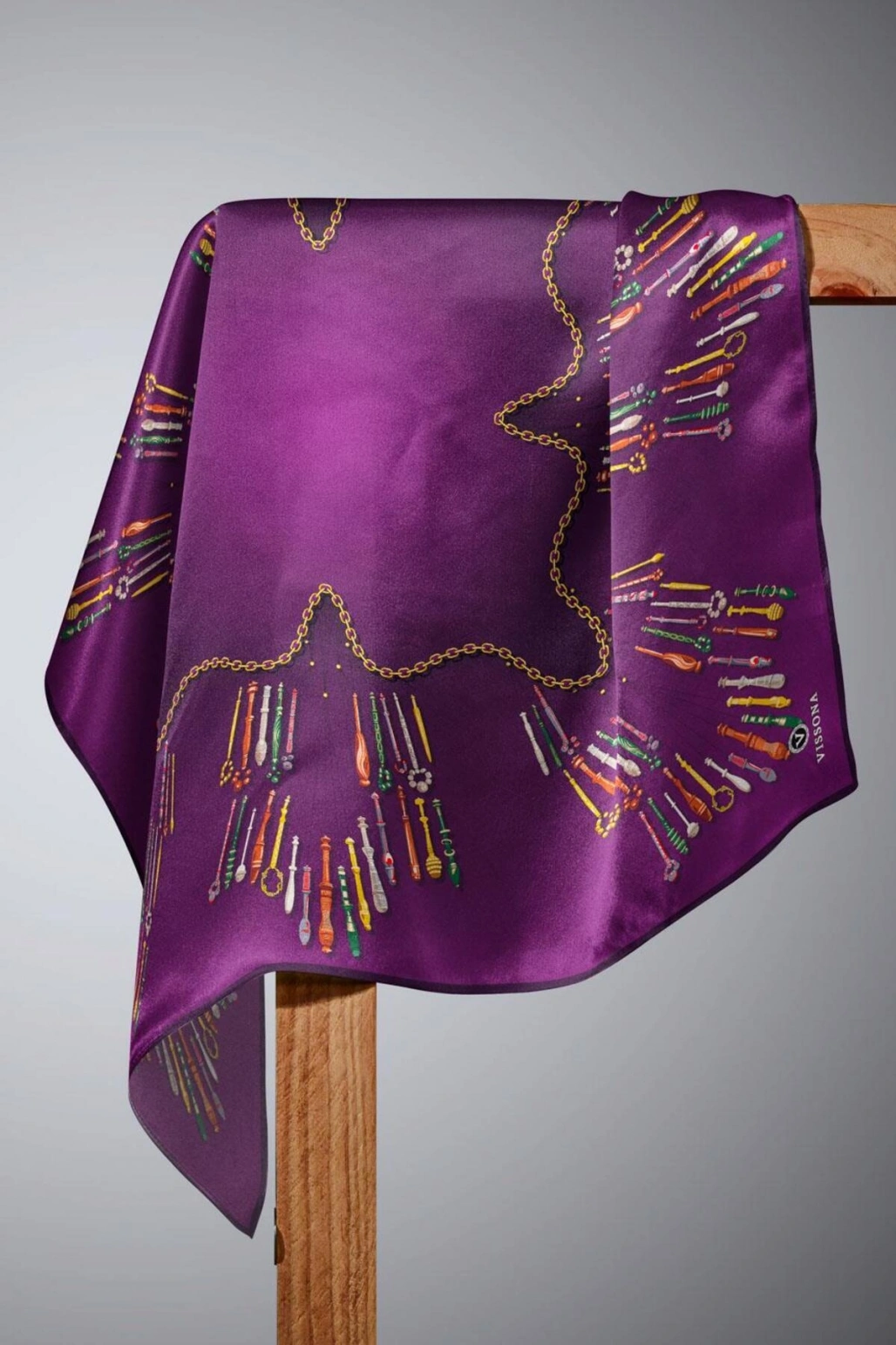 Vissona %100 Twill İpek Zincir Desenli Mürdüm Renkli 90x90 Eşarp Dikim Şekli : El Dikişi