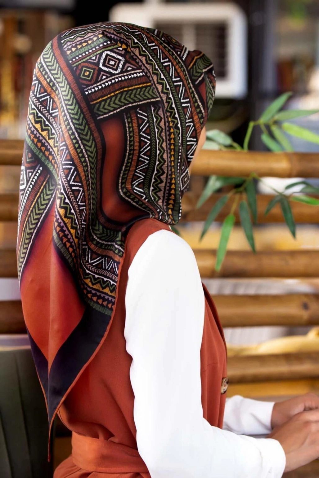 Vissona %100 Twill İpek Etnik Desenli Taba - Haki Renkli 90x90 Eşarp Dikim Şekli : El Dikişi