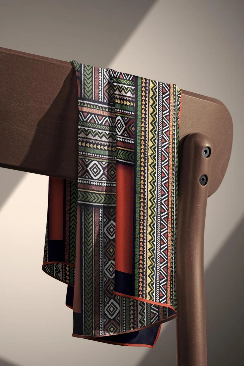 Vissona %100 Twill İpek Etnik Desenli Taba - Haki Renkli 90x90 Eşarp Dikim Şekli : El Dikişi