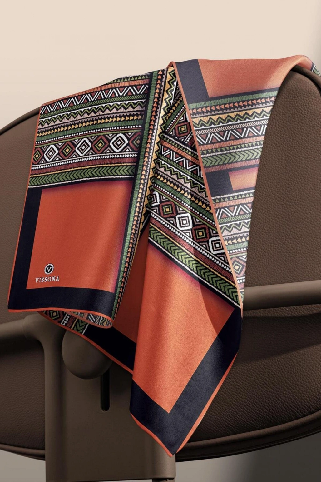 Vissona %100 Twill İpek Etnik Desenli Taba - Haki Renkli 90x90 Eşarp Dikim Şekli : El Dikişi