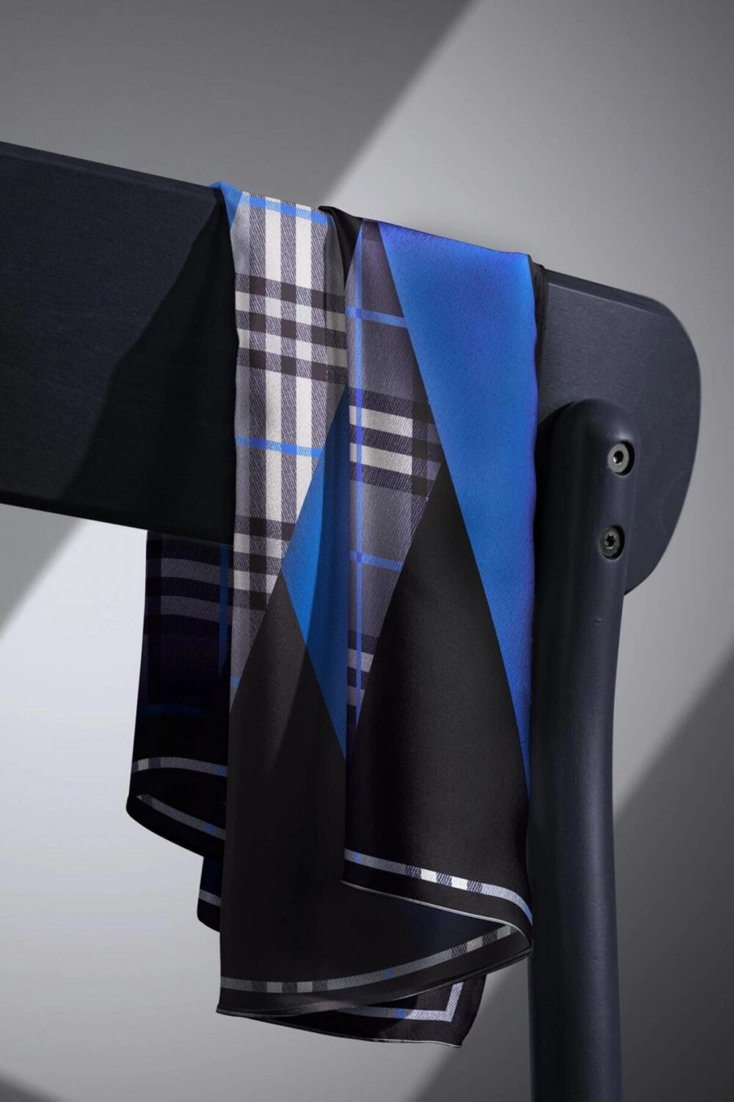 Vissona %100 Twill İpek Ekose Desenli Saks - Siyah Renkli 90x90 Eşarp Dikim Şekli : El Dikişi