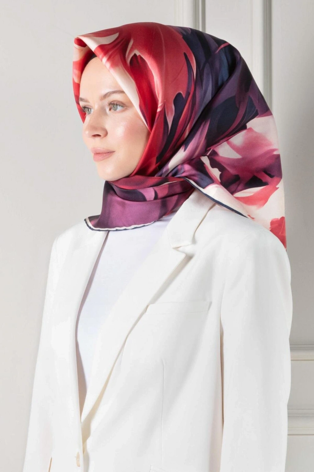 Vissona %100 Twill İpek Yaprak Desenli Bordo - İndigo Renkli 90x90 Eşarp Dikim Şekli : El Dikişi