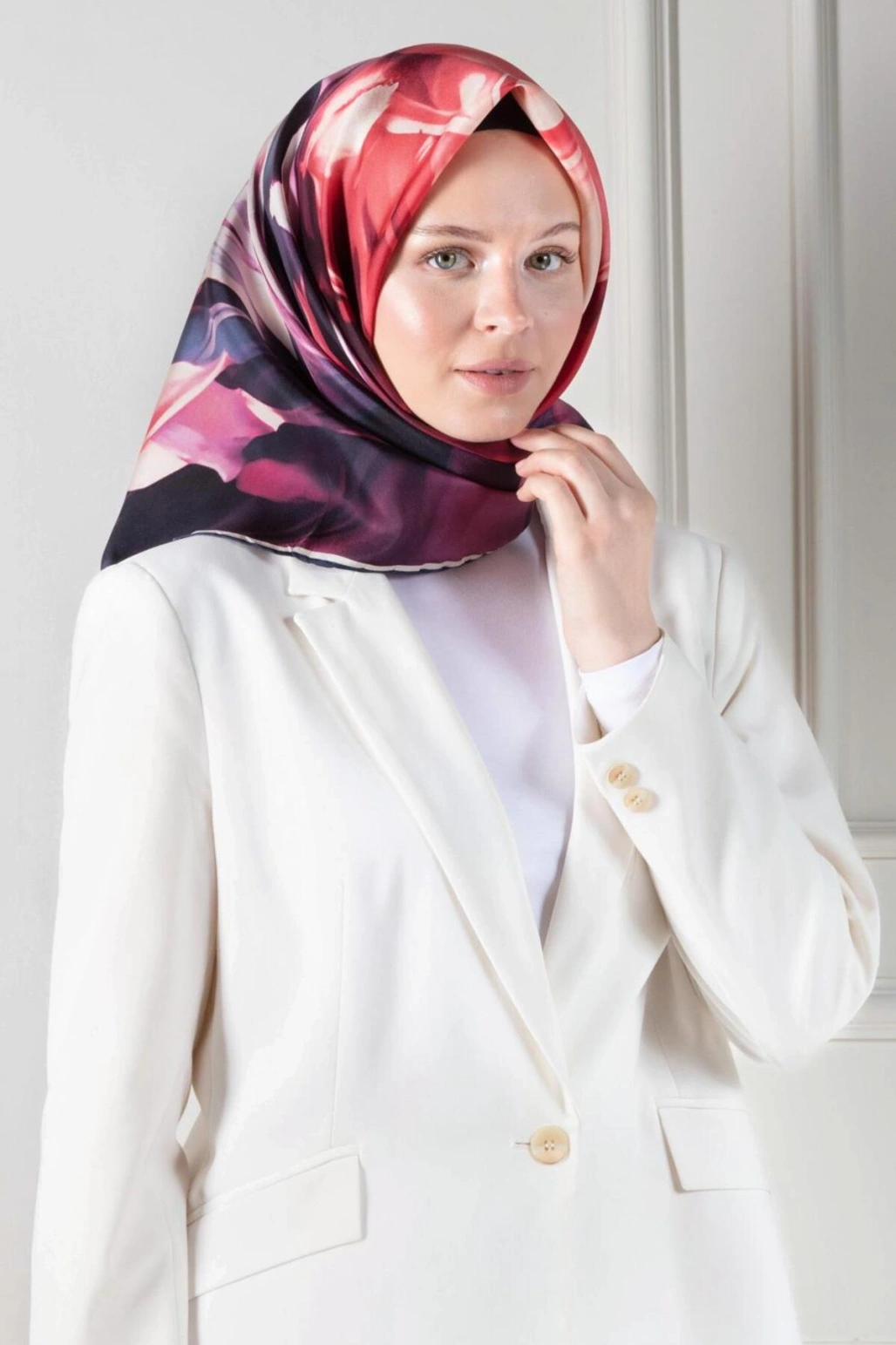 Vissona %100 Twill İpek Yaprak Desenli Bordo - İndigo Renkli 90x90 Eşarp Dikim Şekli : El Dikişi