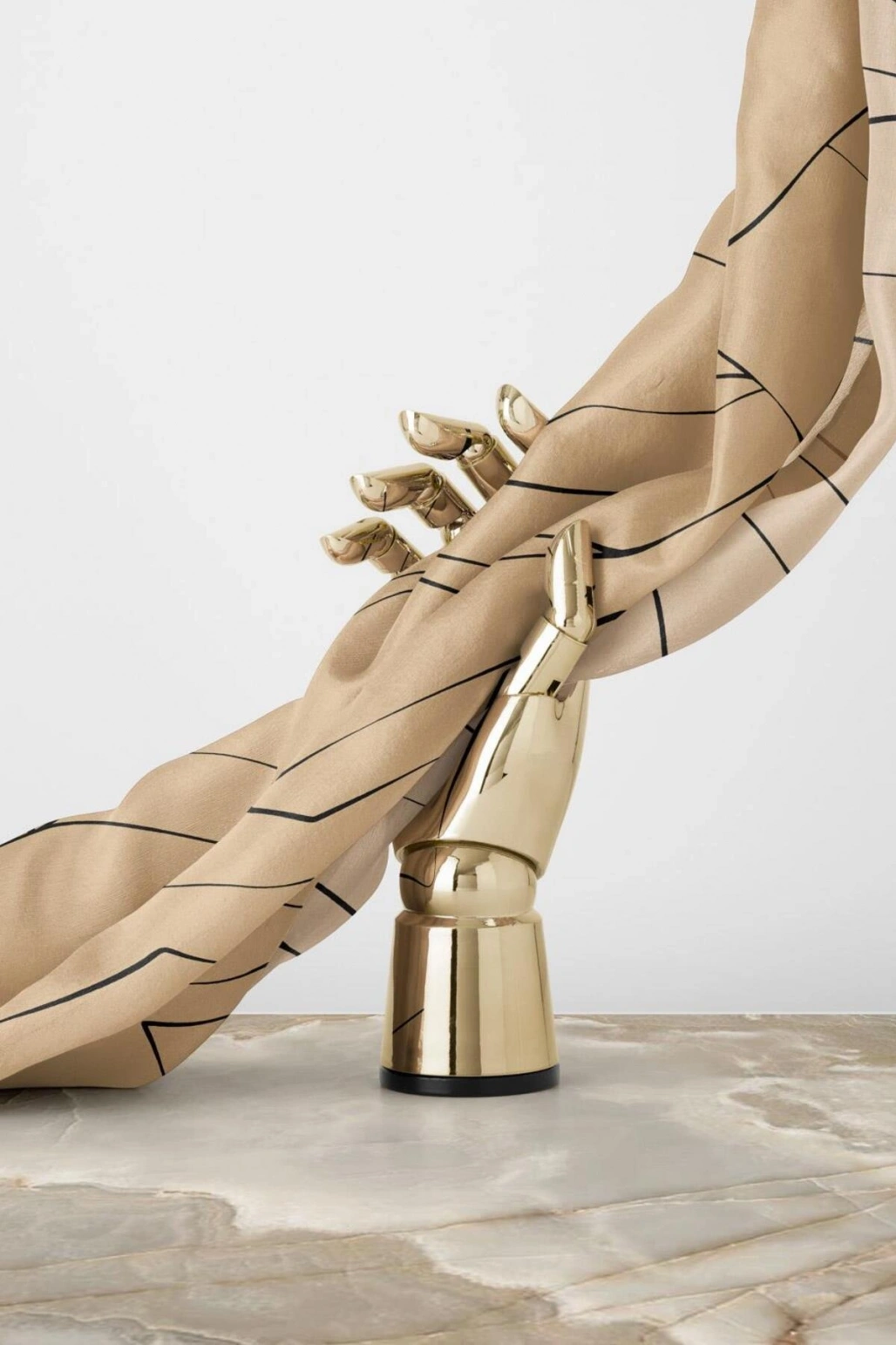 Vissona %100 Twill İpek Çizgi Desenli Bej - Siyah Renkli 90x90 Eşarp Dikim Şekli : El Dikişi