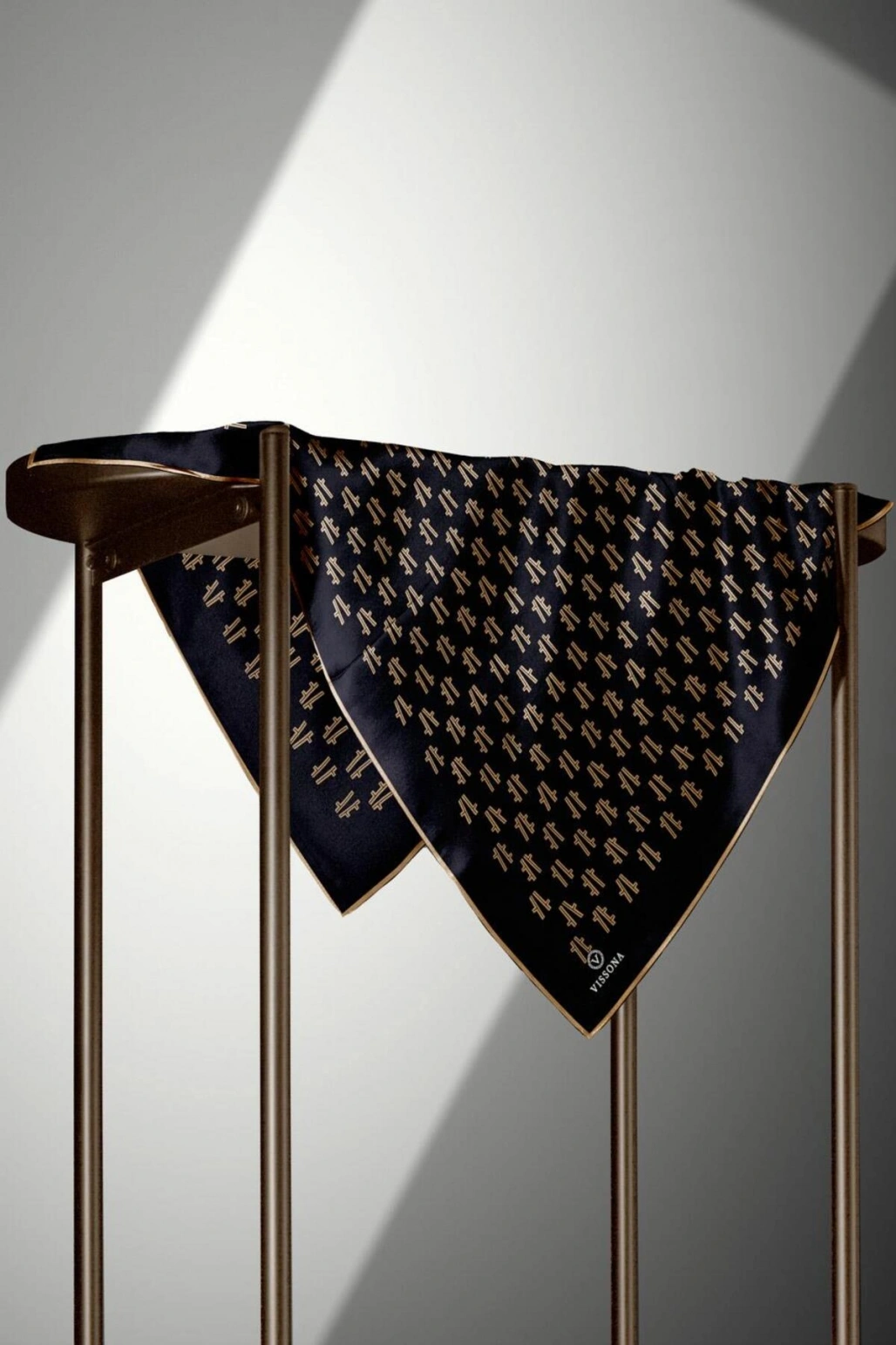 Vissona %100 Twill İpek Geometrik Desenli Siyah - Gold Renkli 90x90 Eşarp Dikim Şekli : El Dikişi