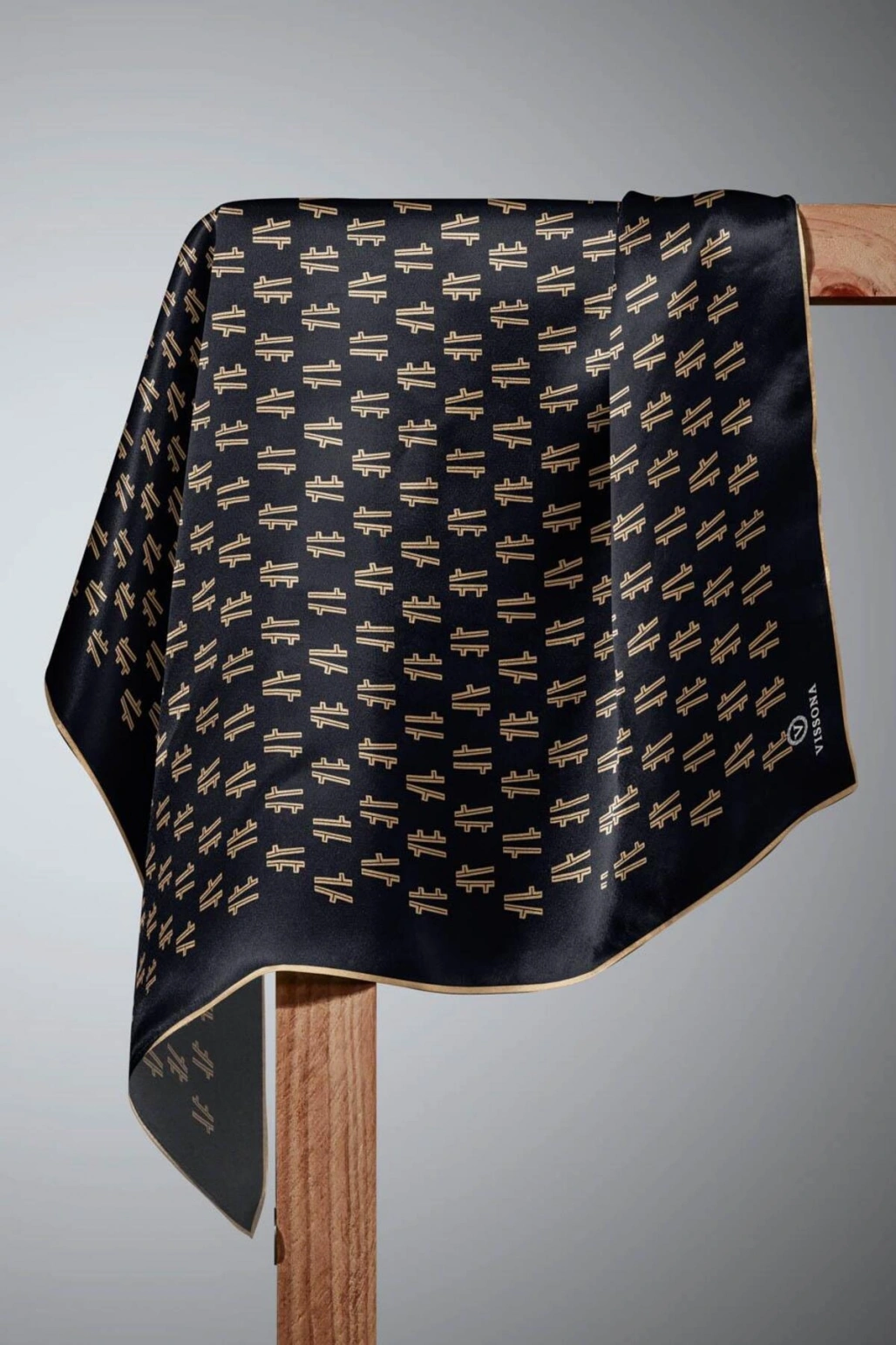 Vissona %100 Twill İpek Geometrik Desenli Siyah - Gold Renkli 90x90 Eşarp Dikim Şekli : El Dikişi