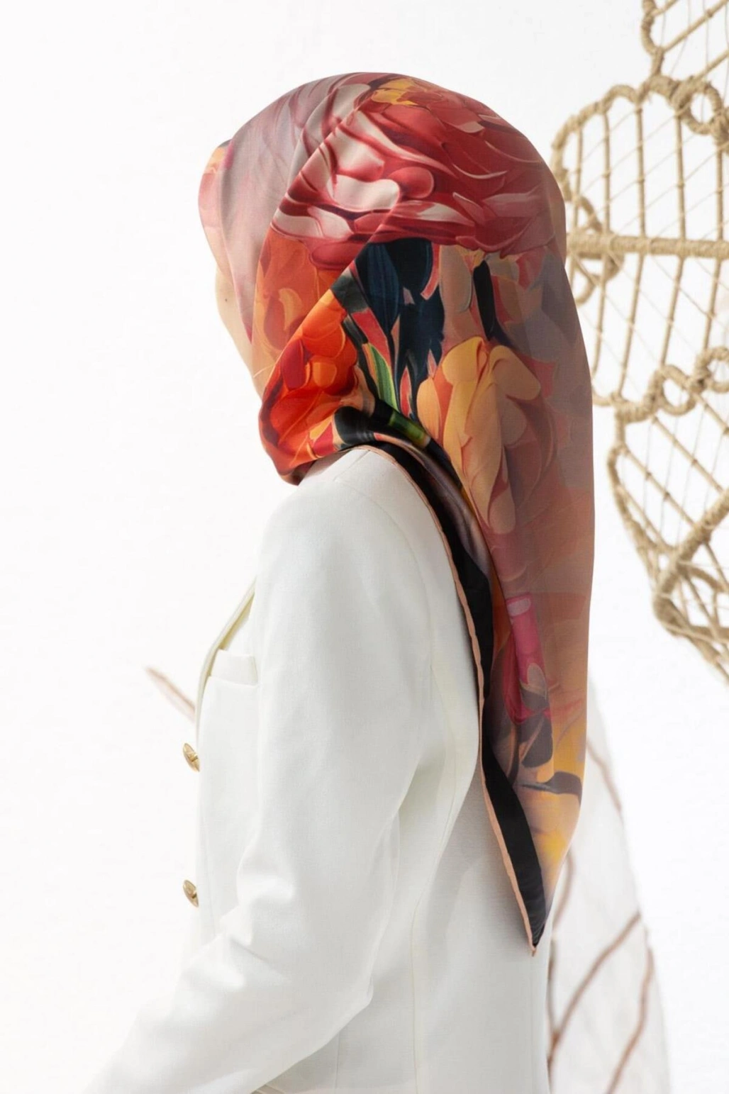 Vissona %100 Twill İpek Dumanlı Çiçek Desenli Somon Renkli 90x90 Eşarp Kenar Dikiş Şekli El Dikişli