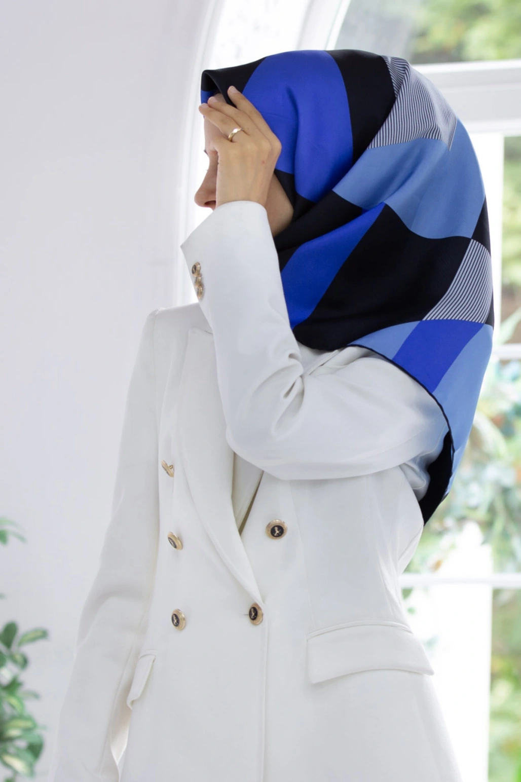 %100 Twill İpek Geometrik Çizgi Desenli Lacivert - Saks Renkli 90x90 Eşarp Kenar Dikiş Şekli El Diki