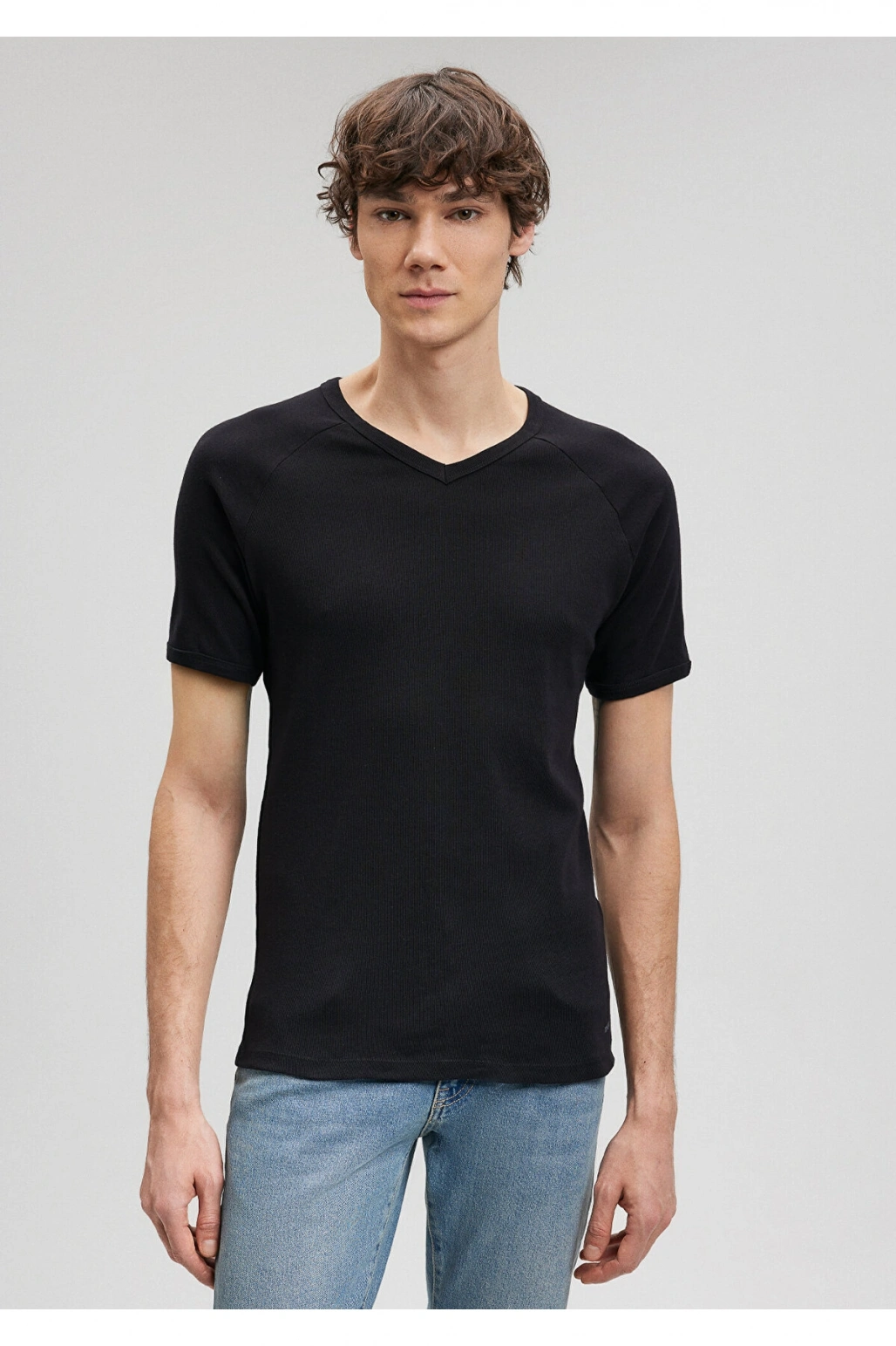 Mavi Ribana Detaylı V Yaka Siyah Tişört Fitted / Vücuda Oturan Kesim