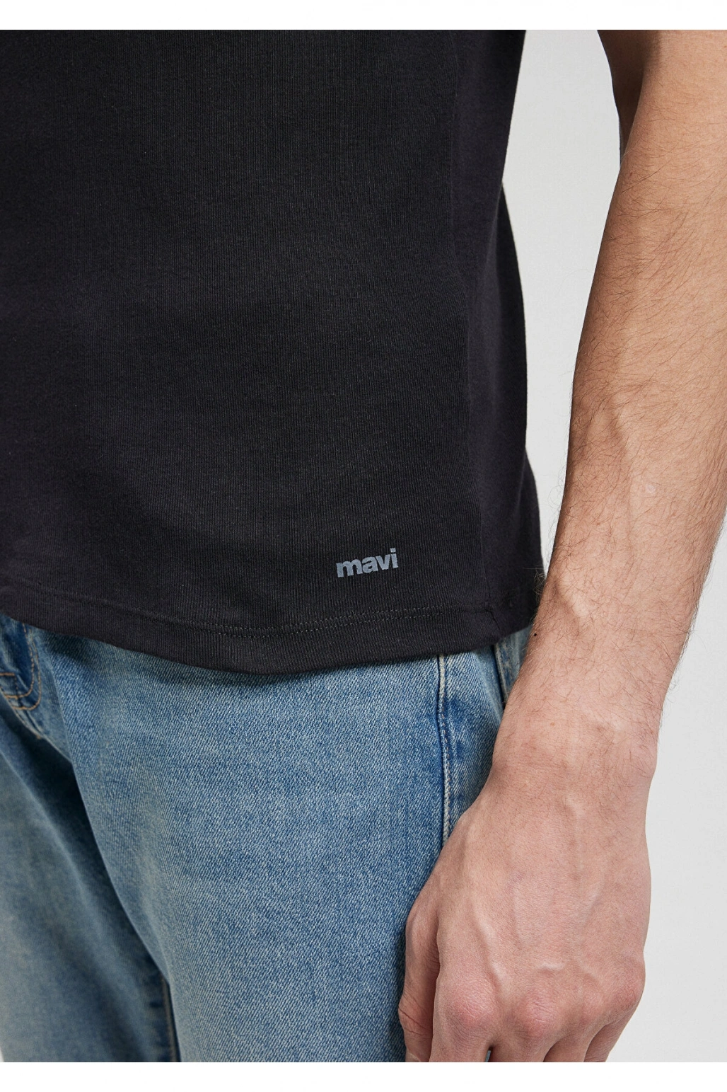 Mavi Ribana Detaylı V Yaka Siyah Tişört Fitted / Vücuda Oturan Kesim