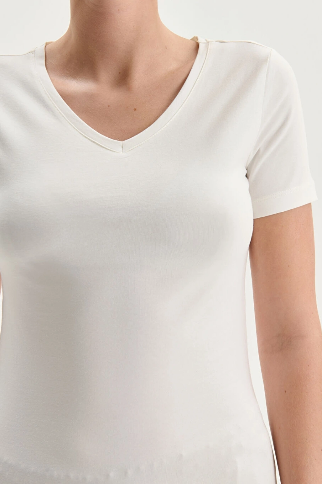 LCWAIKIKI Classic Beyaz V Yaka Kadın Tişört