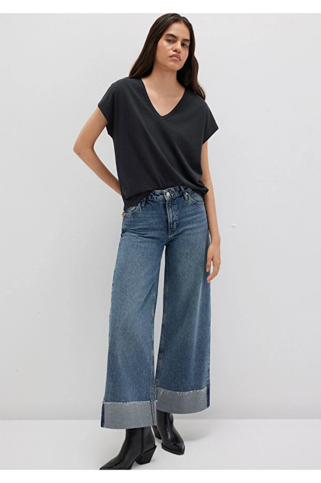 Mavi V Yaka Siyah Basic Tişört Regular Fit / Normal Kesim